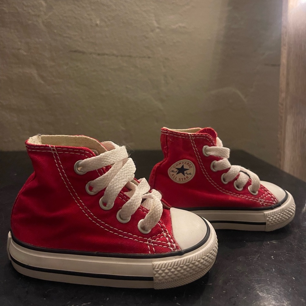 Converse shoes - Picture 1 of 4